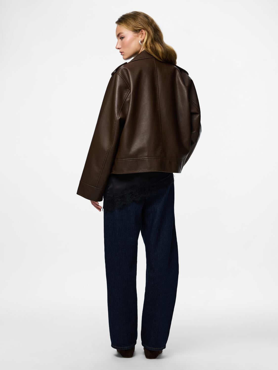 model_shot-back